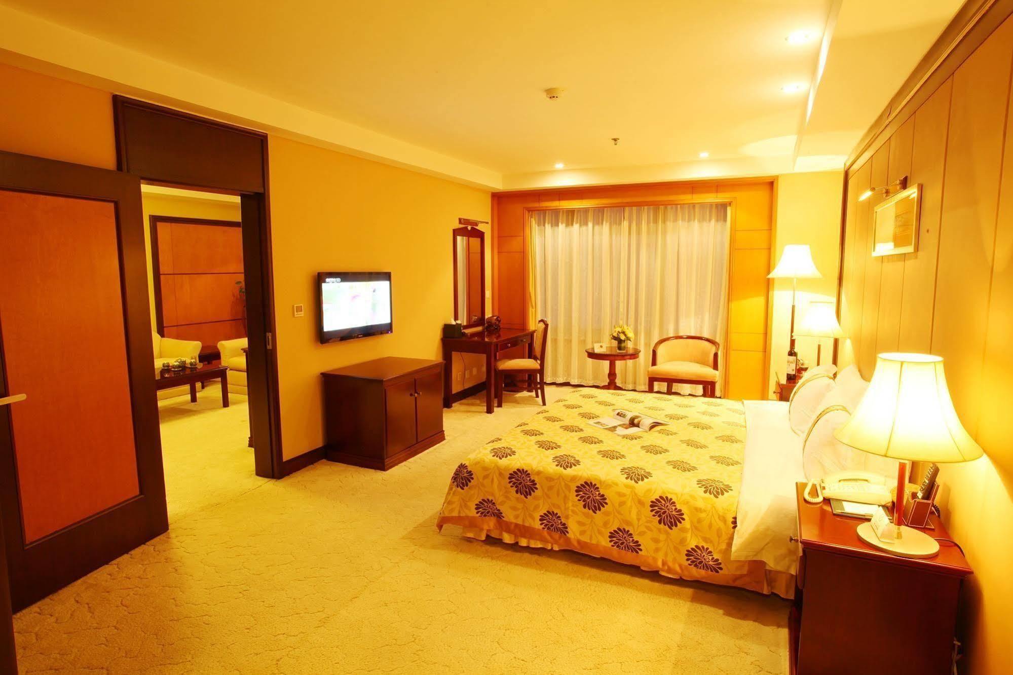 Central Plaza Hotel Dalian Esterno foto